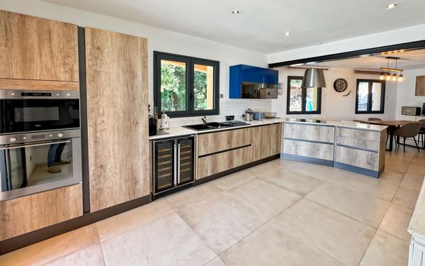 Maison à vendre    9 pièces • 257 m2 Antibes