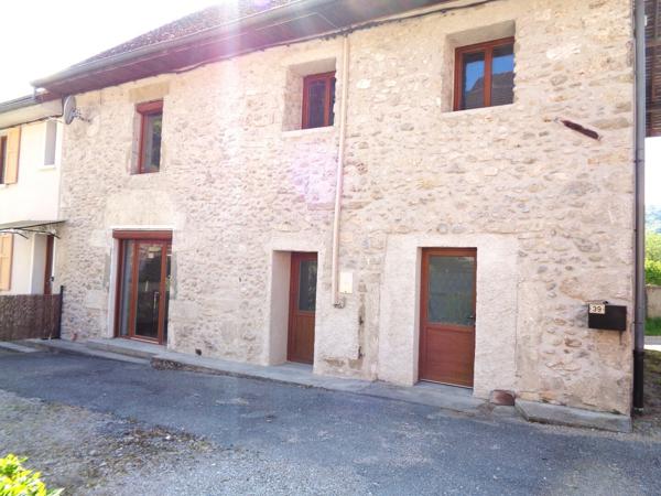 Belle Bâtisse à mi parcours de Grenoble et Chambéry. 190 000 €