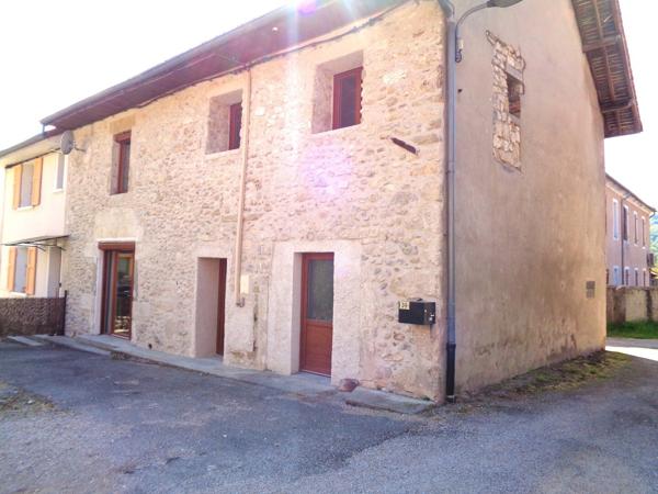 Belle Bâtisse à mi parcours de Grenoble et Chambéry. 190 000 €