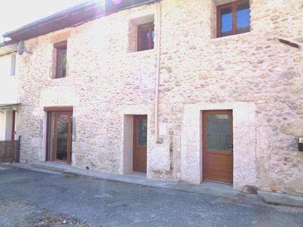 Belle Bâtisse à mi parcours de Grenoble et Chambéry. 190 000 €