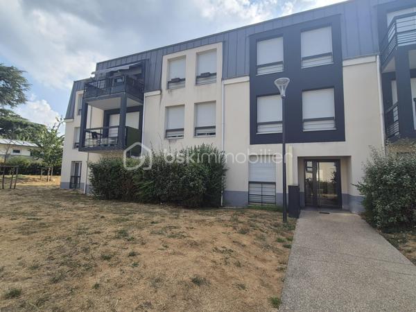 Découvrez ce bel appartement lumineux de 92 m², construit en 2020, offrant des prestations modernes et un cadre de vie idéal pour toute la famille.

Vous serez séduit par son vaste séjour baigné de lumière, ouvert sur une cuisine fonctionnelle et conviviale, avec un accès direct à une agréable terrasse. L'appartement dispose de 3 chambres, une salle de bain, une salle d'eau d'une grande buanderieainsi que de deux jardins, parfaits pour profiter des beaux jours.

Deux places de stationnement privatives complètent ce bien.

Idéalement situé, vous bénéficierez de la proximité immédiate des commerces, des écoles et de la gare, accessible en seulement 20 minutes à pied, offrant un excellent équilibre entre praticité du quotidien et qualité de vie.

Bien situé en copropriété. Charges annuelles : 2 061 €.


Contactez Gwladys Tant pour plus d'informations.
