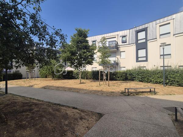 Découvrez ce bel appartement lumineux de 92 m², construit en 2020, offrant des prestations modernes et un cadre de vie idéal pour toute la famille.

Vous serez séduit par son vaste séjour baigné de lumière, ouvert sur une cuisine fonctionnelle et conviviale, avec un accès direct à une agréable terrasse. L'appartement dispose de 3 chambres, une salle de bain, une salle d'eau d'une grande buanderieainsi que de deux jardins, parfaits pour profiter des beaux jours.

Deux places de stationnement privatives complètent ce bien.

Idéalement situé, vous bénéficierez de la proximité immédiate des commerces, des écoles et de la gare, accessible en seulement 20 minutes à pied, offrant un excellent équilibre entre praticité du quotidien et qualité de vie.

Bien situé en copropriété. Charges annuelles : 2 061 €.


Contactez Gwladys Tant pour plus d'informations.