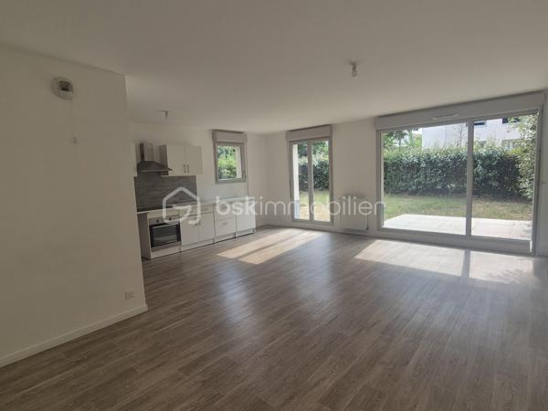 Découvrez ce bel appartement lumineux de 92 m², construit en 2020, offrant des prestations modernes et un cadre de vie idéal pour toute la famille.

Vous serez séduit par son vaste séjour baigné de lumière, ouvert sur une cuisine fonctionnelle et conviviale, avec un accès direct à une agréable terrasse. L'appartement dispose de 3 chambres, une salle de bain, une salle d'eau d'une grande buanderieainsi que de deux jardins, parfaits pour profiter des beaux jours.

Deux places de stationnement privatives complètent ce bien.

Idéalement situé, vous bénéficierez de la proximité immédiate des commerces, des écoles et de la gare, accessible en seulement 20 minutes à pied, offrant un excellent équilibre entre praticité du quotidien et qualité de vie.

Bien situé en copropriété. Charges annuelles : 2 061 €.


Contactez Gwladys Tant pour plus d'informations.