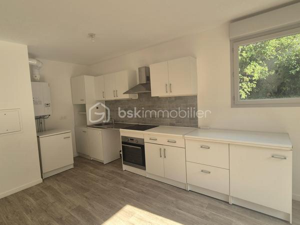 Découvrez ce bel appartement lumineux de 92 m², construit en 2020, offrant des prestations modernes et un cadre de vie idéal pour toute la famille.

Vous serez séduit par son vaste séjour baigné de lumière, ouvert sur une cuisine fonctionnelle et conviviale, avec un accès direct à une agréable terrasse. L'appartement dispose de 3 chambres, une salle de bain, une salle d'eau d'une grande buanderieainsi que de deux jardins, parfaits pour profiter des beaux jours.

Deux places de stationnement privatives complètent ce bien.

Idéalement situé, vous bénéficierez de la proximité immédiate des commerces, des écoles et de la gare, accessible en seulement 20 minutes à pied, offrant un excellent équilibre entre praticité du quotidien et qualité de vie.

Bien situé en copropriété. Charges annuelles : 2 061 €.


Contactez Gwladys Tant pour plus d'informations.