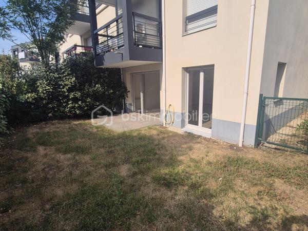 Découvrez ce bel appartement lumineux de 92 m², construit en 2020, offrant des prestations modernes et un cadre de vie idéal pour toute la famille.

Vous serez séduit par son vaste séjour baigné de lumière, ouvert sur une cuisine fonctionnelle et conviviale, avec un accès direct à une agréable terrasse. L'appartement dispose de 3 chambres, une salle de bain, une salle d'eau d'une grande buanderieainsi que de deux jardins, parfaits pour profiter des beaux jours.

Deux places de stationnement privatives complètent ce bien.

Idéalement situé, vous bénéficierez de la proximité immédiate des commerces, des écoles et de la gare, accessible en seulement 20 minutes à pied, offrant un excellent équilibre entre praticité du quotidien et qualité de vie.

Bien situé en copropriété. Charges annuelles : 2 061 €.


Contactez Gwladys Tant pour plus d'informations.