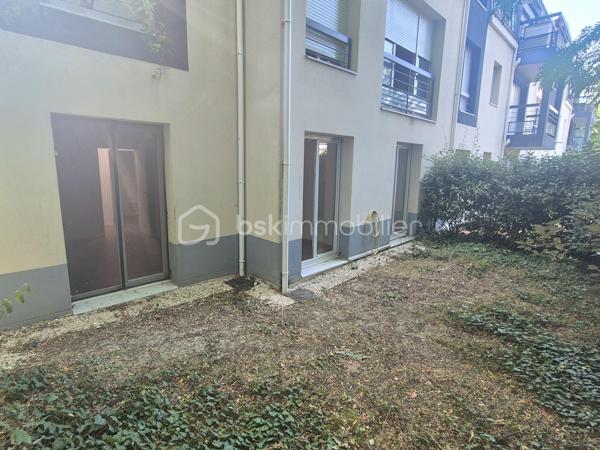 Découvrez ce bel appartement lumineux de 92 m², construit en 2020, offrant des prestations modernes et un cadre de vie idéal pour toute la famille.

Vous serez séduit par son vaste séjour baigné de lumière, ouvert sur une cuisine fonctionnelle et conviviale, avec un accès direct à une agréable terrasse. L'appartement dispose de 3 chambres, une salle de bain, une salle d'eau d'une grande buanderieainsi que de deux jardins, parfaits pour profiter des beaux jours.

Deux places de stationnement privatives complètent ce bien.

Idéalement situé, vous bénéficierez de la proximité immédiate des commerces, des écoles et de la gare, accessible en seulement 20 minutes à pied, offrant un excellent équilibre entre praticité du quotidien et qualité de vie.

Bien situé en copropriété. Charges annuelles : 2 061 €.


Contactez Gwladys Tant pour plus d'informations.