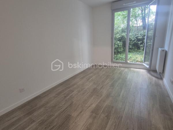 Découvrez ce bel appartement lumineux de 92 m², construit en 2020, offrant des prestations modernes et un cadre de vie idéal pour toute la famille.

Vous serez séduit par son vaste séjour baigné de lumière, ouvert sur une cuisine fonctionnelle et conviviale, avec un accès direct à une agréable terrasse. L'appartement dispose de 3 chambres, une salle de bain, une salle d'eau d'une grande buanderieainsi que de deux jardins, parfaits pour profiter des beaux jours.

Deux places de stationnement privatives complètent ce bien.

Idéalement situé, vous bénéficierez de la proximité immédiate des commerces, des écoles et de la gare, accessible en seulement 20 minutes à pied, offrant un excellent équilibre entre praticité du quotidien et qualité de vie.

Bien situé en copropriété. Charges annuelles : 2 061 €.


Contactez Gwladys Tant pour plus d'informations.