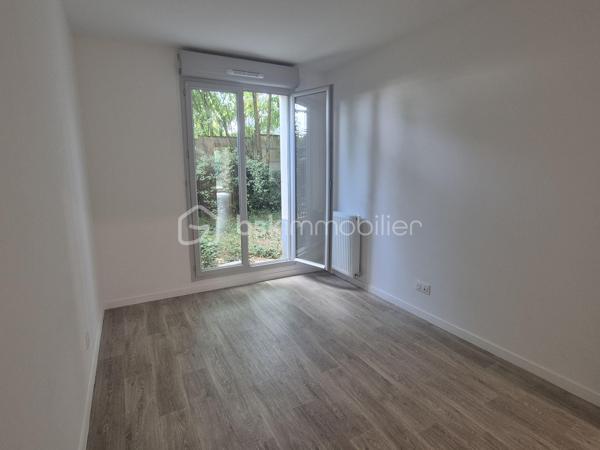 Découvrez ce bel appartement lumineux de 92 m², construit en 2020, offrant des prestations modernes et un cadre de vie idéal pour toute la famille.

Vous serez séduit par son vaste séjour baigné de lumière, ouvert sur une cuisine fonctionnelle et conviviale, avec un accès direct à une agréable terrasse. L'appartement dispose de 3 chambres, une salle de bain, une salle d'eau d'une grande buanderieainsi que de deux jardins, parfaits pour profiter des beaux jours.

Deux places de stationnement privatives complètent ce bien.

Idéalement situé, vous bénéficierez de la proximité immédiate des commerces, des écoles et de la gare, accessible en seulement 20 minutes à pied, offrant un excellent équilibre entre praticité du quotidien et qualité de vie.

Bien situé en copropriété. Charges annuelles : 2 061 €.


Contactez Gwladys Tant pour plus d'informations.