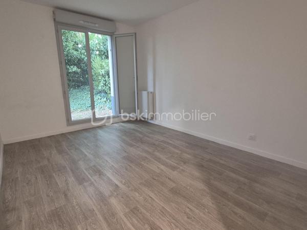 Découvrez ce bel appartement lumineux de 92 m², construit en 2020, offrant des prestations modernes et un cadre de vie idéal pour toute la famille.

Vous serez séduit par son vaste séjour baigné de lumière, ouvert sur une cuisine fonctionnelle et conviviale, avec un accès direct à une agréable terrasse. L'appartement dispose de 3 chambres, une salle de bain, une salle d'eau d'une grande buanderieainsi que de deux jardins, parfaits pour profiter des beaux jours.

Deux places de stationnement privatives complètent ce bien.

Idéalement situé, vous bénéficierez de la proximité immédiate des commerces, des écoles et de la gare, accessible en seulement 20 minutes à pied, offrant un excellent équilibre entre praticité du quotidien et qualité de vie.

Bien situé en copropriété. Charges annuelles : 2 061 €.


Contactez Gwladys Tant pour plus d'informations.