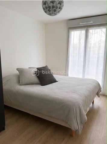 Découvrez ce bel appartement lumineux de 92 m², construit en 2020, offrant des prestations modernes et un cadre de vie idéal pour toute la famille.

Vous serez séduit par son vaste séjour baigné de lumière, ouvert sur une cuisine fonctionnelle et conviviale, avec un accès direct à une agréable terrasse. L'appartement dispose de 3 chambres, une salle de bain, une salle d'eau d'une grande buanderieainsi que de deux jardins, parfaits pour profiter des beaux jours.

Deux places de stationnement privatives complètent ce bien.

Idéalement situé, vous bénéficierez de la proximité immédiate des commerces, des écoles et de la gare, accessible en seulement 20 minutes à pied, offrant un excellent équilibre entre praticité du quotidien et qualité de vie.

Bien situé en copropriété. Charges annuelles : 2 061 €.


Contactez Gwladys Tant pour plus d'informations.