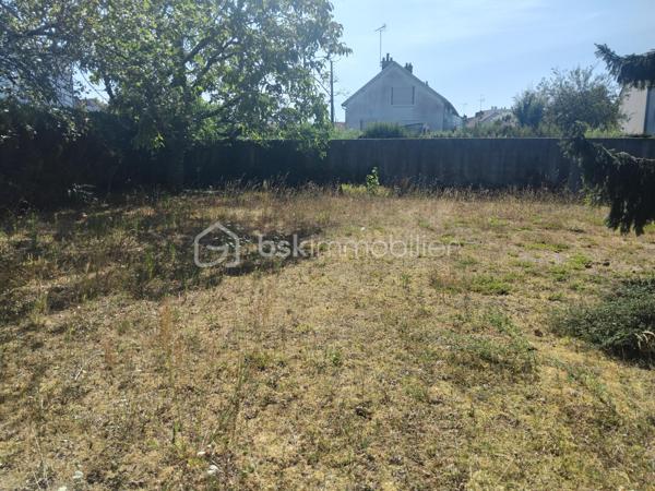 Venez découvrir ce terrain de 600m non viabilisé situé à Fleury-les-Aubrais centre idéal pour votre projet de construction.