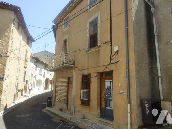 Maison à rénover entièrement comprenant  un ancien local commercial et à l'étage  habitation.