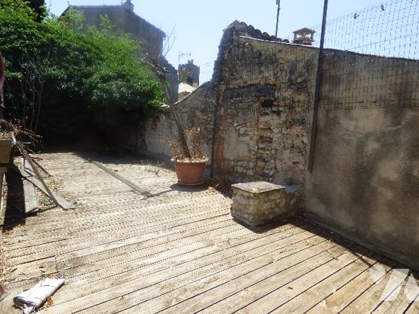 Maison à rénover entièrement comprenant  un ancien local commercial et à l'étage  habitation.