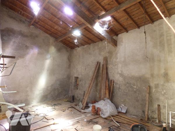 Maison à rénover entièrement comprenant  un ancien local commercial et à l'étage  habitation.