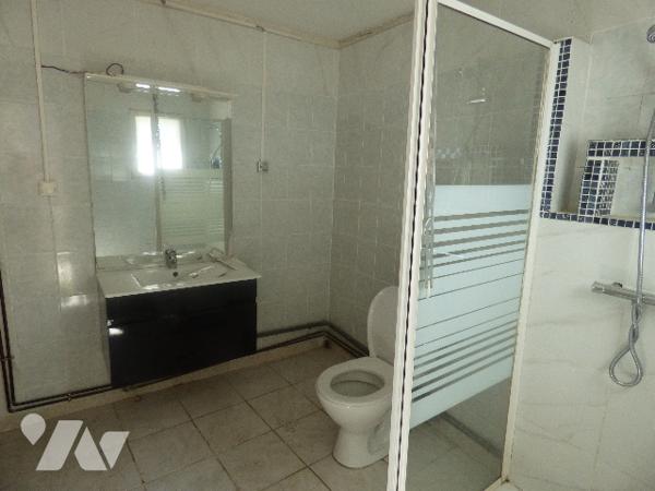 Maison à rénover entièrement comprenant  un ancien local commercial et à l'étage  habitation.