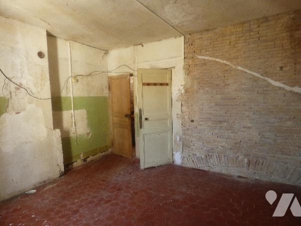 Maison à rénover entièrement comprenant  un ancien local commercial et à l'étage  habitation.