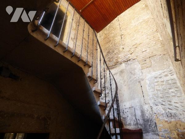 Maison à rénover entièrement comprenant  un ancien local commercial et à l'étage  habitation.