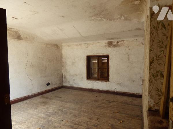 Maison à rénover entièrement comprenant  un ancien local commercial et à l'étage  habitation.