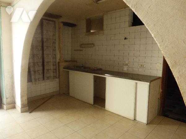 Maison à rénover entièrement comprenant  un ancien local commercial et à l'étage  habitation.