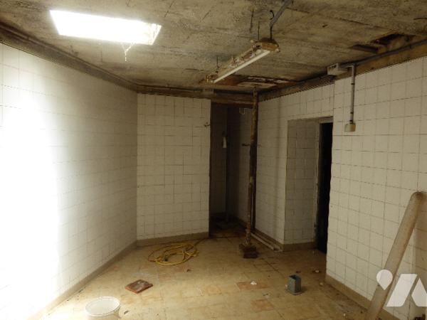 Maison à rénover entièrement comprenant  un ancien local commercial et à l'étage  habitation.