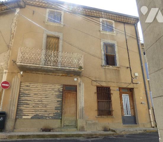 Maison à rénover entièrement comprenant  un ancien local commercial et à l'étage  habitation.