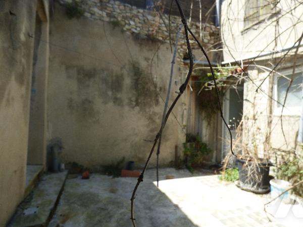 Maison à rénover entièrement comprenant  un ancien local commercial et à l'étage  habitation.