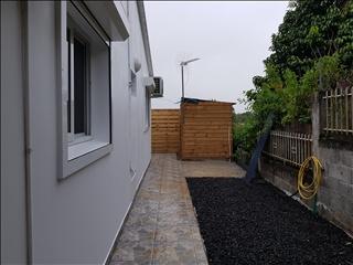 Les Abymes (97139) Villa F3 neuve meublée, agréable et fonctionnelle, située en pleine nature