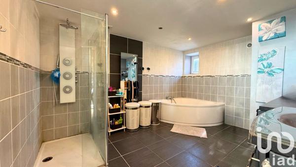 Maison 8 pièces de 169 m² à Merville (59660)