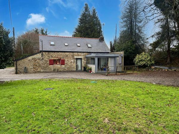 Longère avec hangar située à Leuhan proche bourg