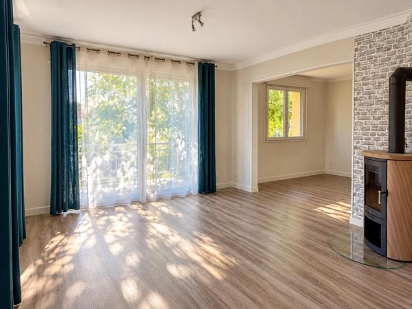 MAISON INDIVIDUELLE, 3 CHAMBRES, SOUS-SOL COMPLET ET JARDIN CLOS