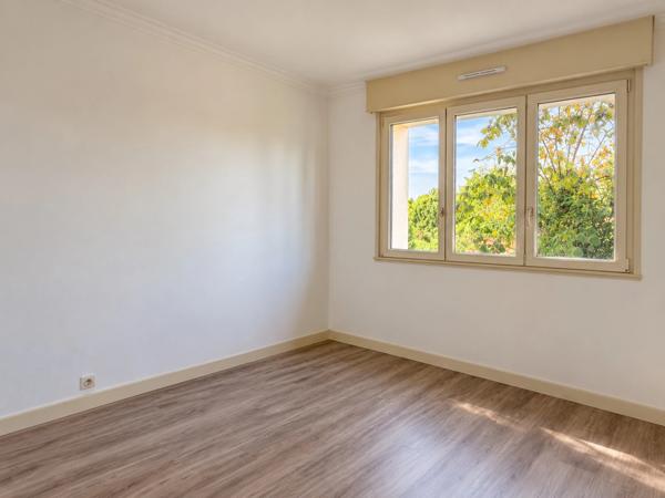 MAISON INDIVIDUELLE, 3 CHAMBRES, SOUS-SOL COMPLET ET JARDIN CLOS