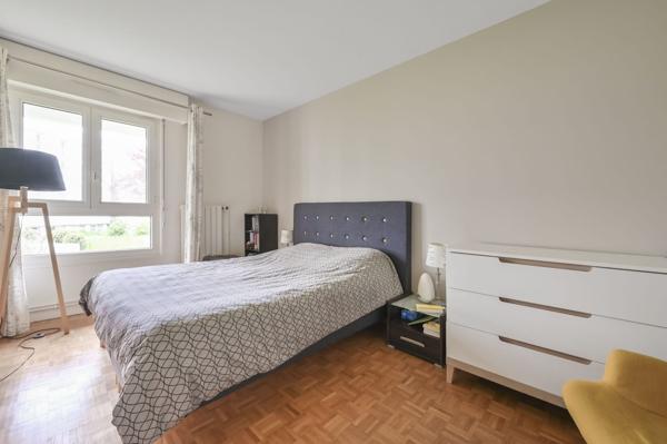 Vente
                Appartement103 m² - 5 Pièces -
                    SURESNES (92150)