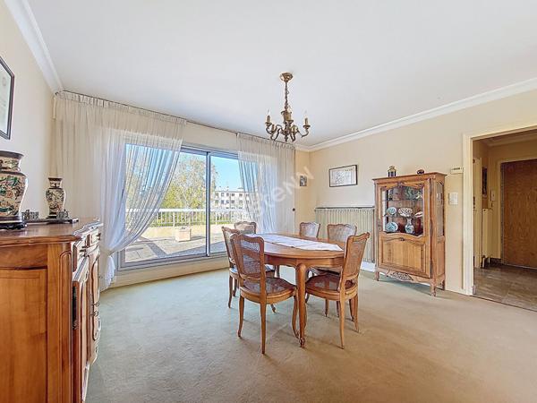 Nantes Hippodrome : En vente exclusive ! Dernier étage vue sur l'Hippodrome, T5 de 3 chambres, traversant, double terrasse, 2 parkings, cave, rare sur le secteur !