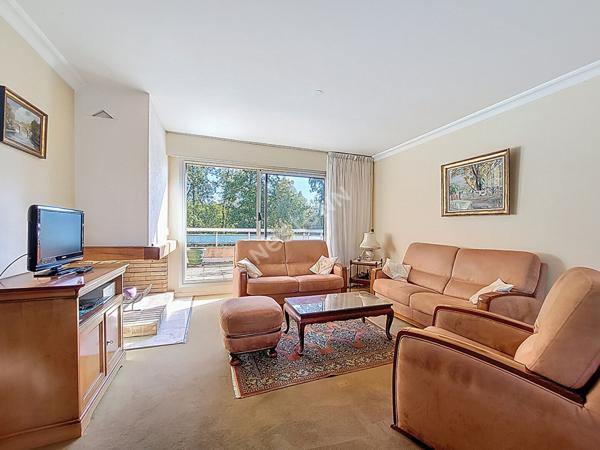 Nantes Hippodrome : En vente exclusive ! Dernier étage vue sur l'Hippodrome, T5 de 3 chambres, traversant, double terrasse, 2 parkings, cave, rare sur le secteur !