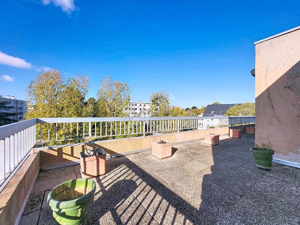 Nantes Hippodrome : En vente exclusive ! Dernier étage vue sur l'Hippodrome, T5 de 3 chambres, traversant, double terrasse, 2 parkings, cave, rare sur le secteur !