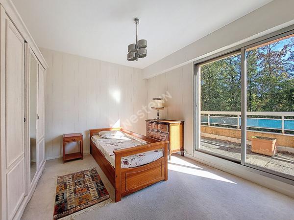 Nantes Hippodrome : En vente exclusive ! Dernier étage vue sur l'Hippodrome, T5 de 3 chambres, traversant, double terrasse, 2 parkings, cave, rare sur le secteur !