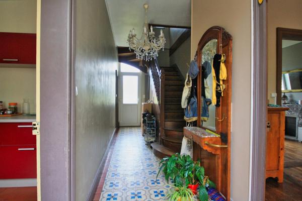Charmante maison de style 1930, 4 chambres, à proximité des commodités.