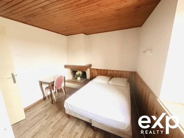 "Investissement Rentable : Gîte + 12 Logements Loués" sur plus de 8400m2 de terrain.