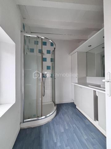 Situé au 3ᵉ et dernier étage d’un immeuble du centre-ville de Rabastens, cet appartement de 45 m² habitables séduit par son cachet et ses poutres apparentes.

Il se compose d’une entrée avec buanderie, d’un coin salon chaleureux, d’une kitchenette, ainsi que d’un toilette séparé.
L’espace nuit comprend une chambre avec salle d’eau attenante.

Côté confort : chauffage électrique et menuiseries bois double vitrage.

Un bien plein de charme, idéal pour un premier achat ou un investissement locatif, au cœur d’une commune dynamique offrant toutes les commodités à proximité.