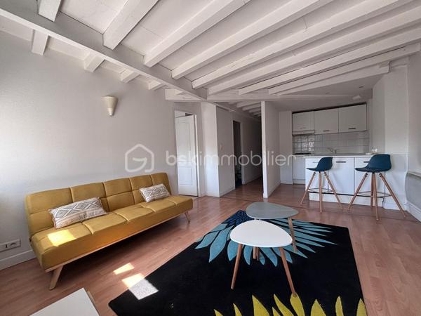 Situé au 3ᵉ et dernier étage d’un immeuble du centre-ville de Rabastens, cet appartement de 45 m² habitables séduit par son cachet et ses poutres apparentes.

Il se compose d’une entrée avec buanderie, d’un coin salon chaleureux, d’une kitchenette, ainsi que d’un toilette séparé.
L’espace nuit comprend une chambre avec salle d’eau attenante.

Côté confort : chauffage électrique et menuiseries bois double vitrage.

Un bien plein de charme, idéal pour un premier achat ou un investissement locatif, au cœur d’une commune dynamique offrant toutes les commodités à proximité.