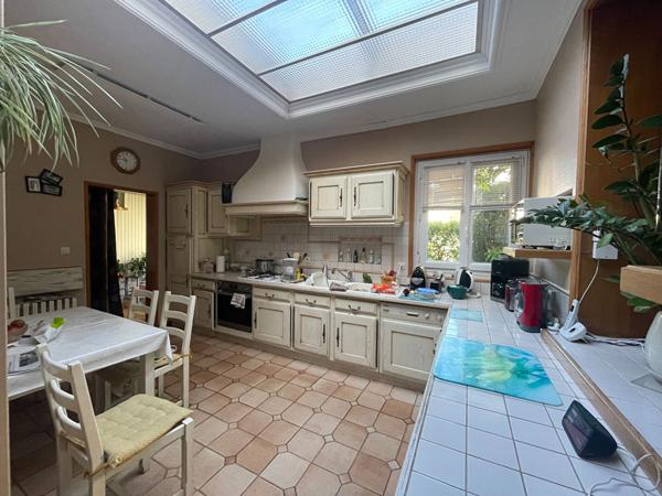Centre ville de Gournay en Bray maison d'habitation avec un très grand bâtiment