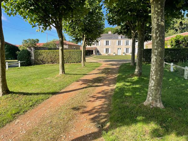 A VENDRE PROPRIETE SUD EST VENDEE - 12 ha avec Dépendances