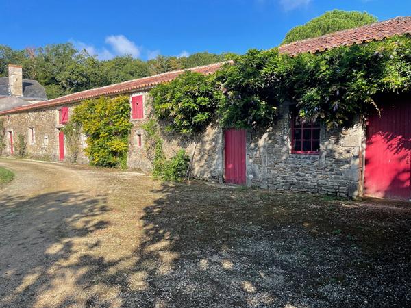 A VENDRE PROPRIETE SUD EST VENDEE - 12 ha avec Dépendances