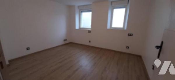 Appartement T4 neuf
situé au 1er étage d'un immeuble
Parking