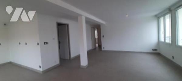 Appartement T4 neuf
situé au 1er étage d'un immeuble
Parking