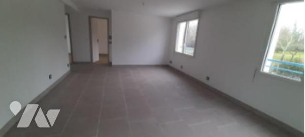T4 dans immeuble
3 ch + pièce de vie
Sdb, W.C.
2 places de parking - cave
