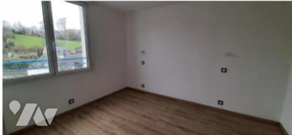 T4 dans immeuble
3 ch + pièce de vie
Sdb, W.C.
2 places de parking - cave