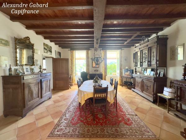 Maison en pierres 230 m² - 4 chambres - Terrain 7 370 m² - Piscine - Dépendances