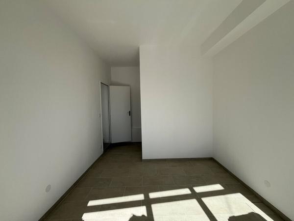BUREAUX CLÉS EN MAIN AU CŒUR DE CHAMPDENIERS – IDÉAL PROFESSION LIBÉRALE !