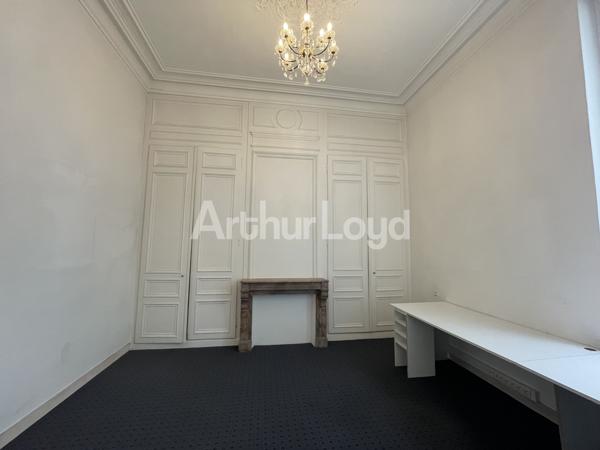 À VENDRE - Ensemble de Bureaux de Caractère avec Cour Intérieure et Stationnement Privatif - Emplacement Premium Lille